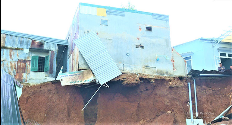 Hàng chục ngôi nhà ở trung tâm TP Buôn Ma Thuột có nguy cơ đổ sập do mưa lớn -0