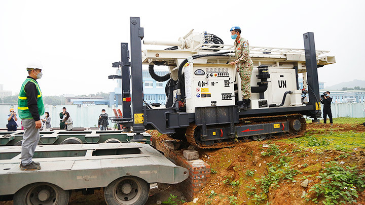 Máy khoan giếng nước tham gia hoạt động hỗ trợ nhân đạo. Đồng hành cùng người lính công binh mũ nồi xanh -0