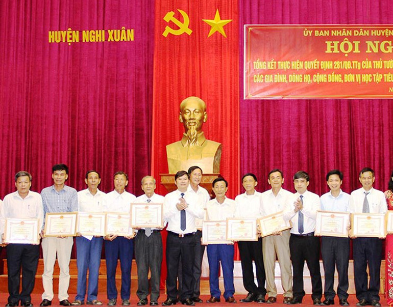 Huyện Nghi Xuân (Hà Tĩnh) vinh danh các gia đình, dòng họ khuyến học. Khuyến học, khuyến tài trên đất Hồng Lam -0