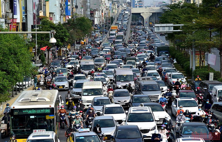 Hà Nội: Người dân lỉnh kỉnh đồ đạc về quê ăn Tết, nhiều tuyến đường ùn ứ -0