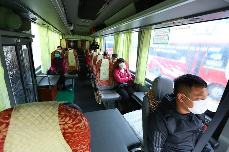 Xe khách liên tỉnh được hoạt động trở lại, bến xe Hà Nội vẫn vắng vẻ -0