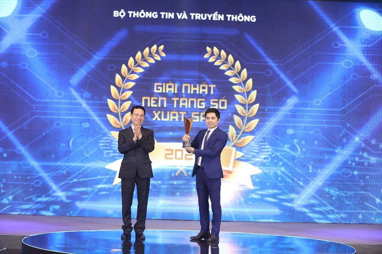 Bộ trưởng TT-TT Nguyễn Mạnh Hùng trao giải nhất ở hạng mục Sản phẩm số xuất sắc cho akaBot. Vinh danh các sản phẩm công nghệ số Make in Vietnam -0