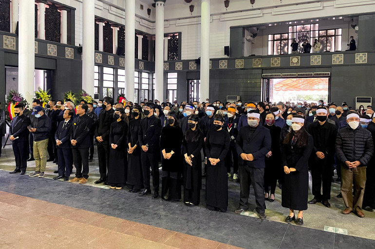 Người thân tiễn biệt nhạc sĩ Phú Quang lần cuối. (Ảnh: Thành Đạt) Gia đình cùng những người bạn tiễn biệt nhạc sĩ tài hoa Phú Quang -2