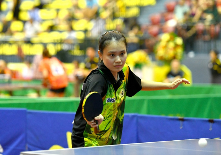 “Hoa khôi” bên bàn bóng -0