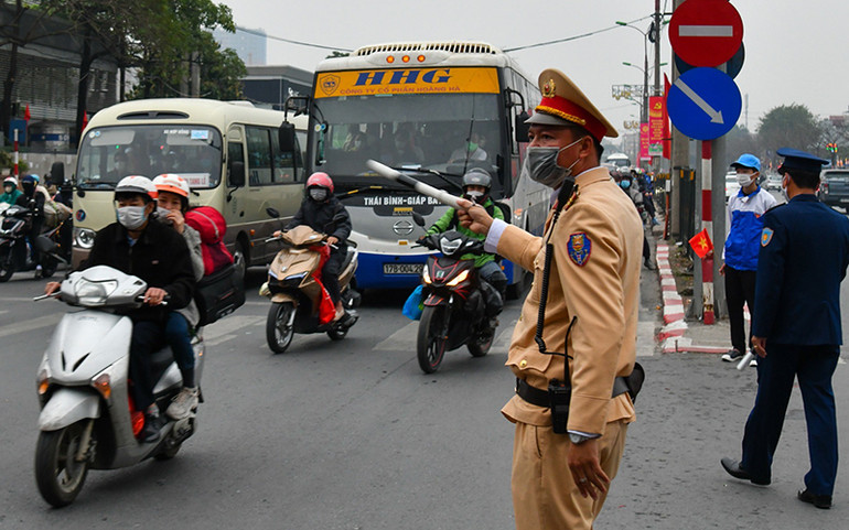 Hàng dài các phương tiện trở lại Hà Nội trong ngày cuối cùng kỳ nghỉ Tết Nguyên Đán -0
