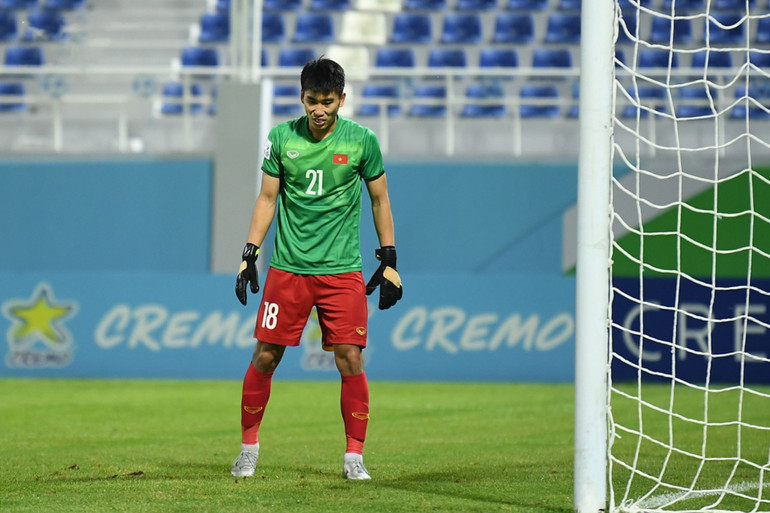 Tiền đạo Nhâm Mạnh Dũng bất đắc dĩ trở thành thủ thành của U23 Việt Nam. (Ảnh: Ngọc Duy) Thua 0-2 Saudi Arabia, Việt Nam dừng bước tại tứ kết U23 châu Á 2022 -0