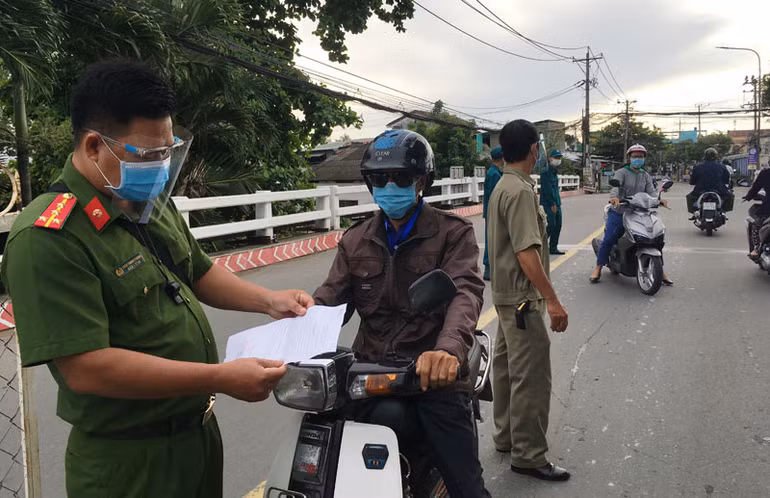 Nhiều địa phương yêu cầu người dân không ra đường từ 18 giờ đến 5 giờ hôm sau -0