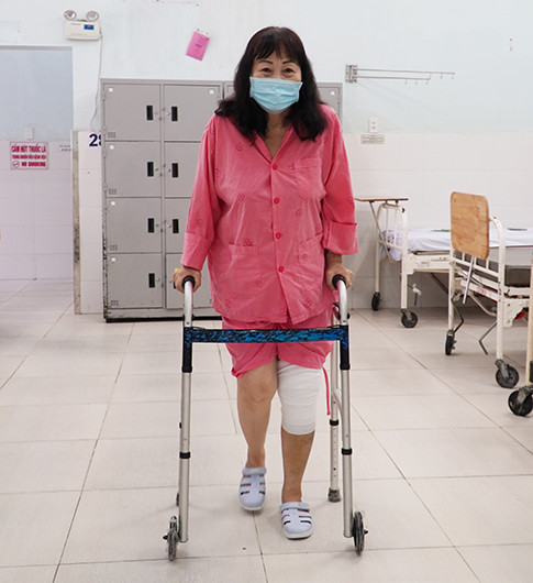 Bệnh nhân được phẫu thuật thành công. Lần đầu tiên phẫu thuật thành công thay khớp gối thì đầu, dạng bản lề tại Việt Nam -0