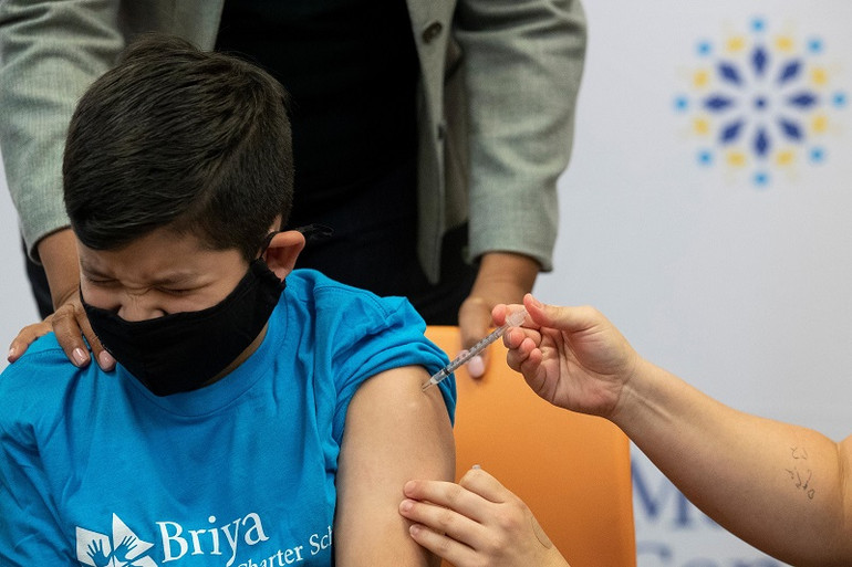 Tiêm vaccine phòng Covid-19 cho trẻ em ở Washington, Mỹ, ngày 3/11/2021. (Ảnh: Reuters) Dòng phụ BA.2 chiếm hơn 90% các biến thể virus SARS-CoV-2 lưu hành ở Mỹ -0