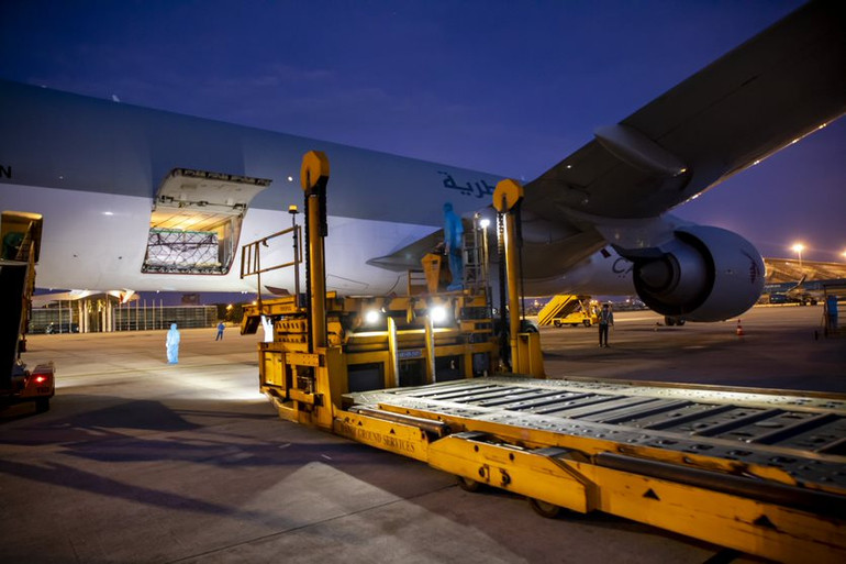 Hình ảnh lô vaccine Moderna về đến sân bay Nội Bài -1