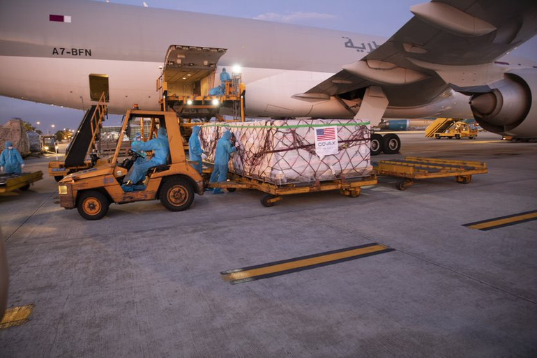 Hình ảnh lô vaccine Moderna về đến sân bay Nội Bài -2