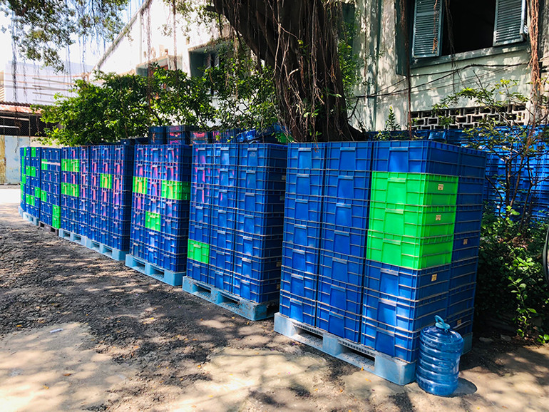 Gần 370 nghìn bóng đèn thải chưa kịp xay nghiền đựng trong các sọt nhựa bên trong Xí nghiệp Đèn ống. Phát hiện hơn 42 tấn chất thải nguy hại tại doanh nghiệp bóng đèn điện quang -0