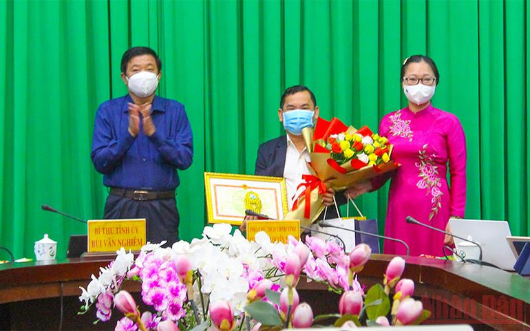 Tặng 500 máy tính bảng cho học sinh khó khăn ở Vĩnh Long -0