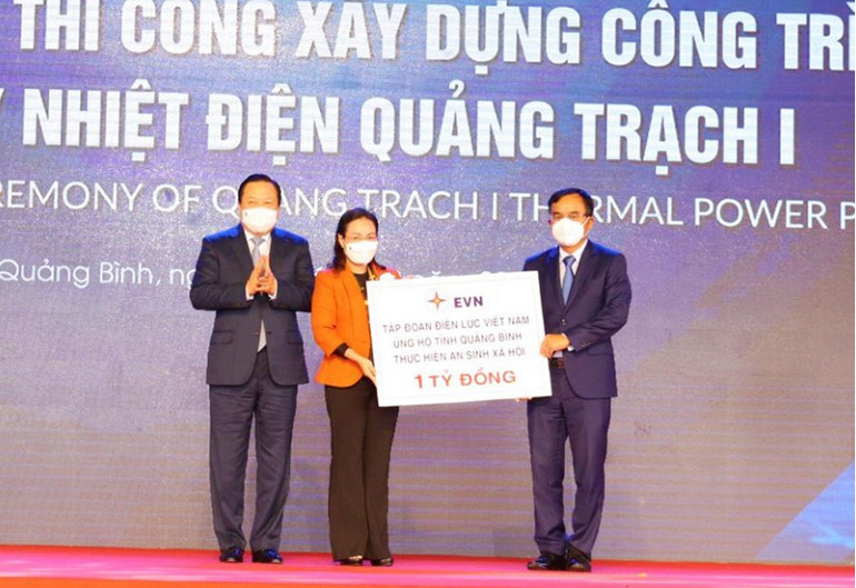 Đại diện lãnh đạo Ủy ban Quản lý vốn nhà nước tại doanh nghiệp và EVN trao hỗ trợ an sinh cho tỉnh Quảng Bình. Quảng Bình triển khai thi công Nhà máy nhiệt điện Quảng Trạch I -0