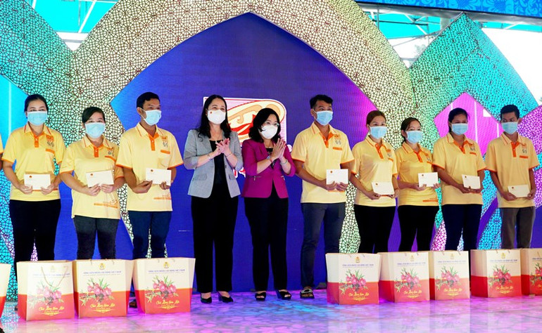 Phó Chủ tịch nước Võ Thị Ánh Xuân và lãnh đạo Tỉnh ủy Sóc Trăng tặng quà cho công nhân Công ty Tân Huê Viên. Phó Chủ tịch nước thăm, tặng quà, chúc Tết công nhân, người lao động tại tỉnh Sóc Trăng -0