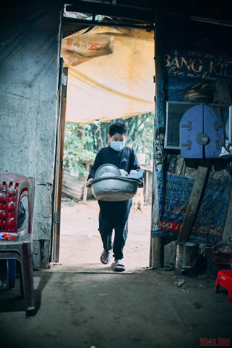 Những ngày cận Tết ở “xóm nhà phao” -0