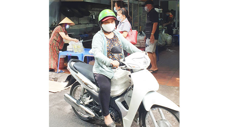 Tình nguyện viên mang suất ăn cho những hoàn cảnh khó khăn. Những bữa cơm 0 đồng -0