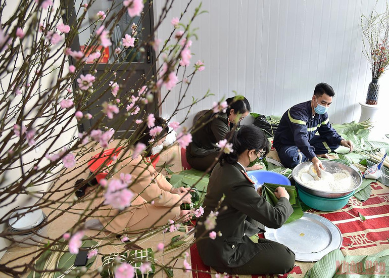 Những người lính đi cùng mùa xuân -0