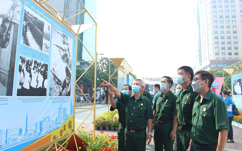 Các đại biểu tham quan triển lãm tại đường đi bộ Nguyễn Huệ. Khai mạc triển lãm ảnh với chủ đề “Thành phố Hồ Chí Minh - 47 năm cùng cả nước, vì cả nước” -0