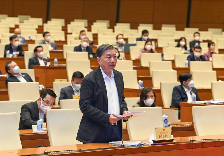 Bộ trưởng Công an Tô Lâm phát biểu làm rõ một số vấn đề đại biểu Quốc hội nêu. (Ảnh: Duy Linh) Giải pháp căn cơ, lâu dài cần làm chủ nguồn xăng dầu sản xuất trong nước -0
