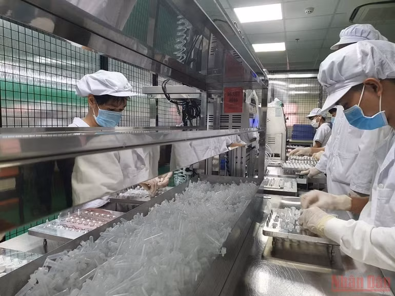 Cấp phép sử dụng khẩn cấp test nhanh kháng nguyên SARS-CoV-2 bằng dịch mũi “made in Vietnam” -0