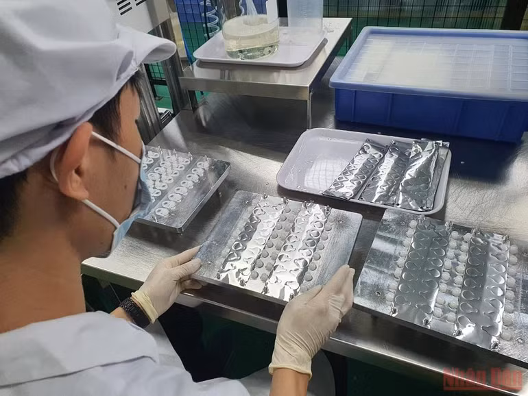 Cấp phép sử dụng khẩn cấp test nhanh kháng nguyên SARS-CoV-2 bằng dịch mũi “made in Vietnam” -0