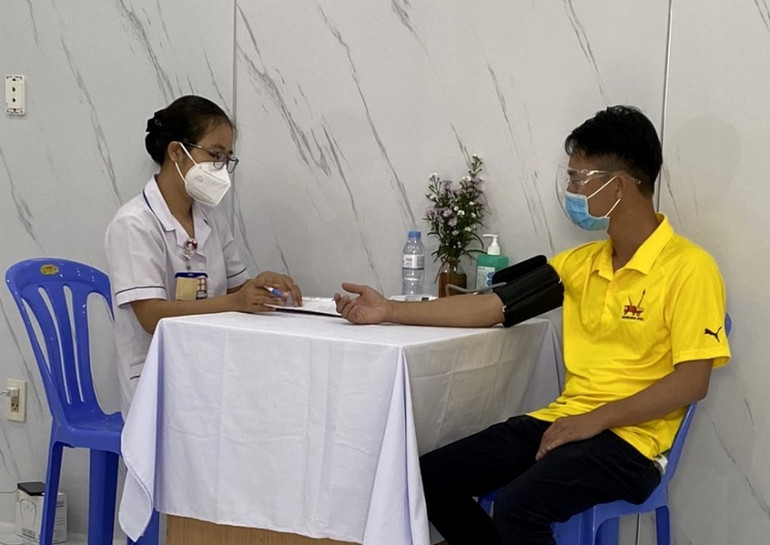 Người lao động BIENDONG POC được tư vấn, kiểm tra y tế trước khi tiêm vaccine Covid-19.