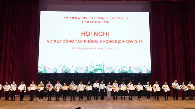 Trao Bằng khen của Chủ tịch UBND tỉnh Bình Dương cho các tập thể, cá nhân. Bình Dương biểu dương và khen thưởng tập thể, cá nhân có thành tích trong công tác phòng, chống dịch -0