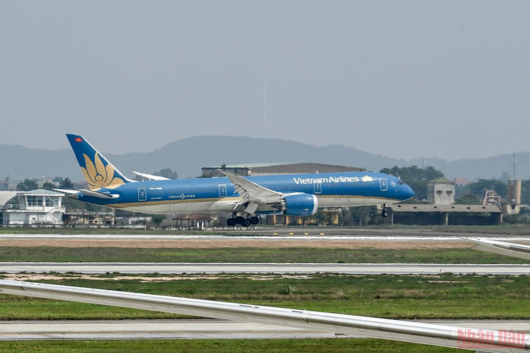 Những công dân Việt Nam tại Ukraine đầu tiên về nước an toàn -0