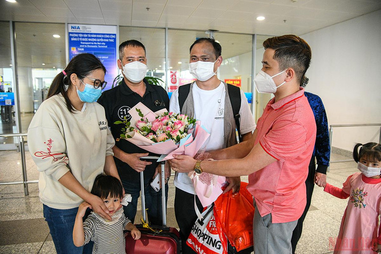 Đón công dân Việt từ Ukraine: Bồi hồi xúc động ngày về nhà -0