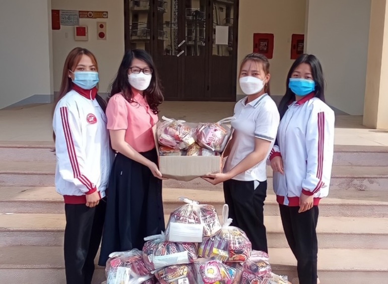 Hội Chữ thập đỏ Trường Cao đẳng Sơn La tặng quà cho lưu học sinh Lào. Tăng cường hợp tác đào tạo nguồn nhân lực cho các tỉnh Bắc Lào -0