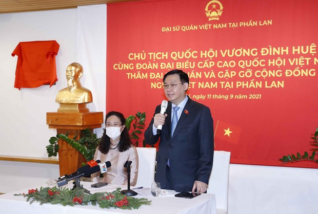Chủ tịch Quốc hội Vương Đình Huệ nhấn mạnh công tác người Việt Nam ở nước ngoài tới đây sẽ tiếp tục được tăng cường. (Ảnh: Doãn Tấn/TTXVN) Chủ tịch Quốc hội Vương Đình Huệ thăm Đại sứ quán và gặp cộng đồng người Việt Nam tại Phần Lan -0
