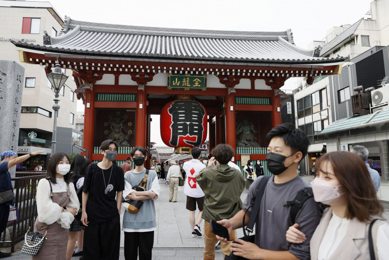 Du khách tại khu vực Asakusa, hôm 10/5/2022 (Ảnh: Kyodo) Du lịch Nhật Bản kỳ vọng phục hồi sau khi khách quốc tế trở lại -0