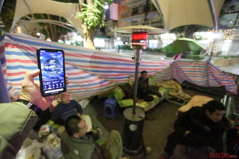 Ấm lòng những cây sưởi ở Bệnh viện Bạch Mai cho người nhà bệnh nhân ảnh 1 1_cay_suoi_benh_vien_bach_mai-1610331054038.jpg