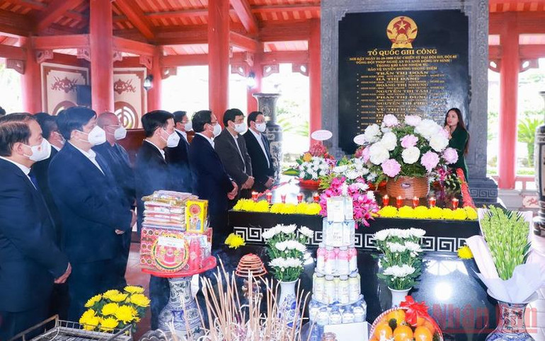 Các đồng chí lãnh đạo Đảng, Nhà nước, ban, bộ, ngành nghe thuyết minh về cuộc chiến đấu anh dũng của các lực lượng tại "tọa độ lửa" Truông Bồn trong những năm tháng chống Mỹ, cứu nước. Các đồng chí lãnh đạo Đảng, Nhà nước dâng hương tại Khu Di tích lịch sử quốc gia Truông Bồn -0