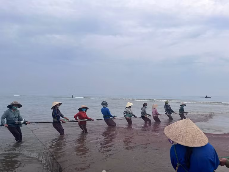 Ngư dân đi lùi “kéo” mặt trời lên -0