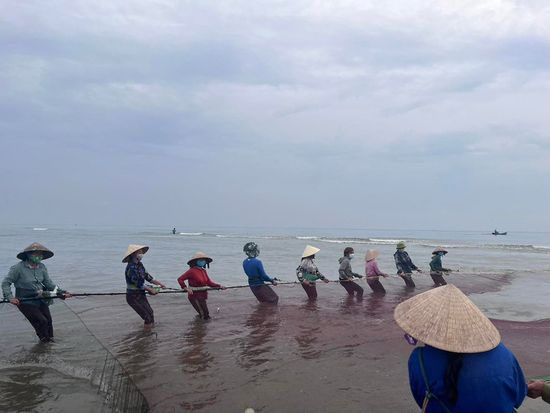 Ngư dân đi lùi “kéo” mặt trời lên -0