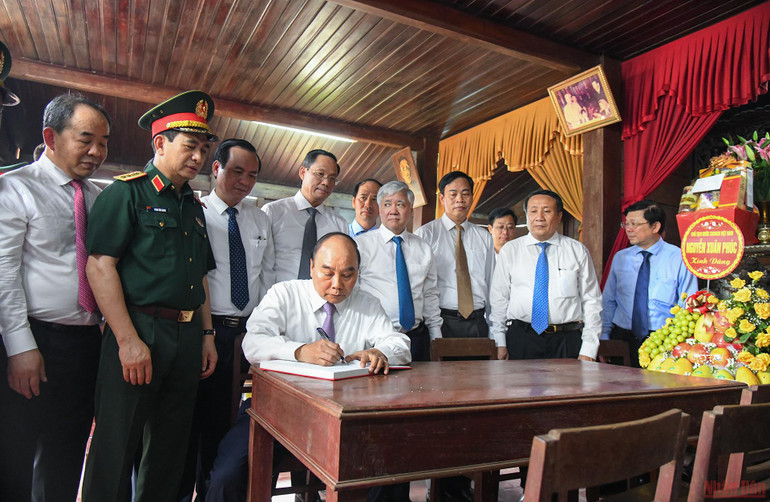 Chủ tịch nước Nguyễn Xuân Phúc viết lưu bút tại Khu lưu niệm ở quê hương của Tổng Bí thư Lê Duẩn. (Ảnh: THÀNH ĐẠT) Chủ tịch nước Nguyễn Xuân Phúc dâng hương Thành cổ Quảng Trị và Khu lưu niệm Tổng Bí thư Lê Duẩn -0