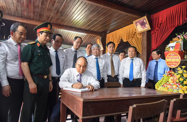 Chủ tịch nước Nguyễn Xuân Phúc dâng hương Thành cổ Quảng Trị và Khu lưu niệm Tổng Bí thư Lê Duẩn -0