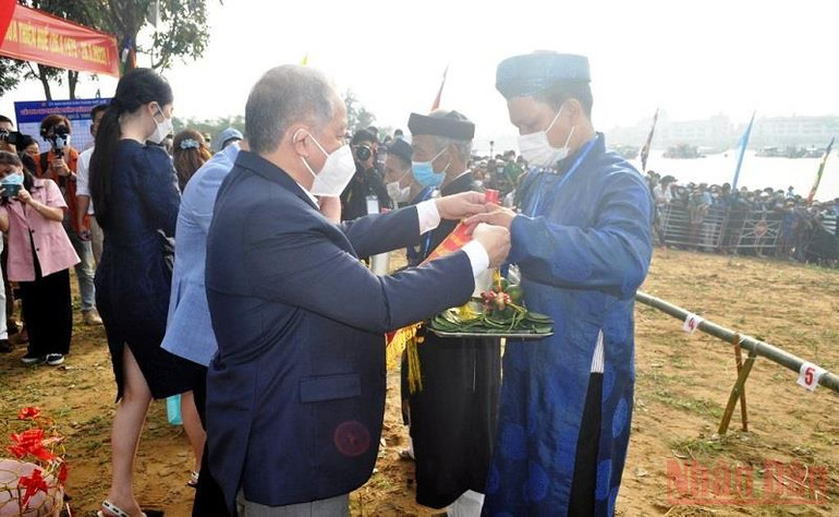 Ban tổ chức trao giải cho các đội đua đạt thành tích cao tại giải đua. Sôi động Giải đua ghe truyền thống TP Huế lần thứ nhất -0