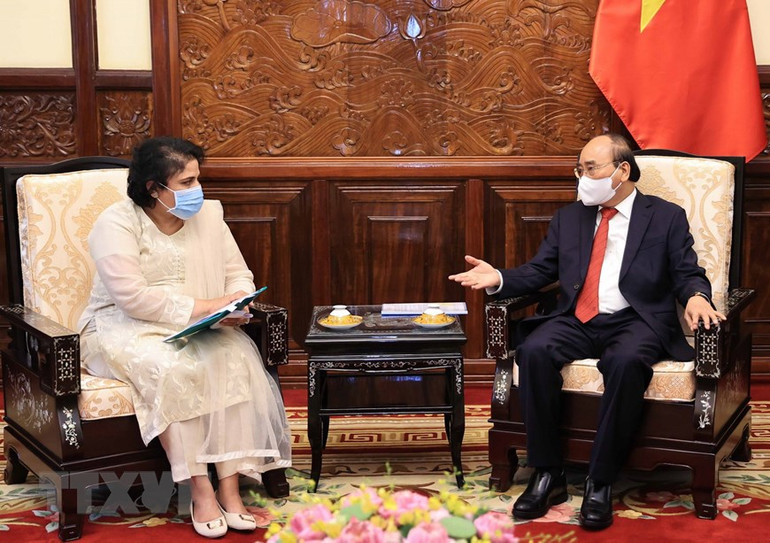 Chủ tịch nước Nguyễn Xuân Phúc tiếp Đại sứ Pakistan Samina Mehtab. Ảnh: Thống Nhất/TTXVN) Chủ tịch nước Nguyễn Xuân Phúc tiếp các Ðại sứ -0