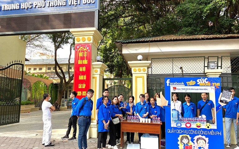“Quầy dịch vụ cộng đồng miễn phí” của đoàn viên, thanh niên quận Hoàn Kiếm ở trước cổng Trường THPT Việt Đức. 6_IMG_3953_HK-1594874936749.jpg