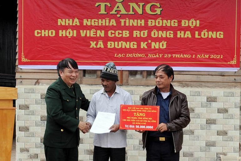 Tặng nhà tình nghĩa đồng đội cho cựu chiến binh tại xã Đưng K’Nớ. Tổ chức đợt công tác dân vận và “Tết vì người nghèo” tại xã vùng sâu Lâm Đồng -0