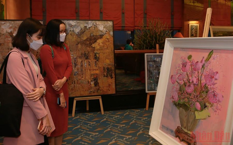 Triển lãm “Xuân hồng”, nét lạc quan tươi mới -0