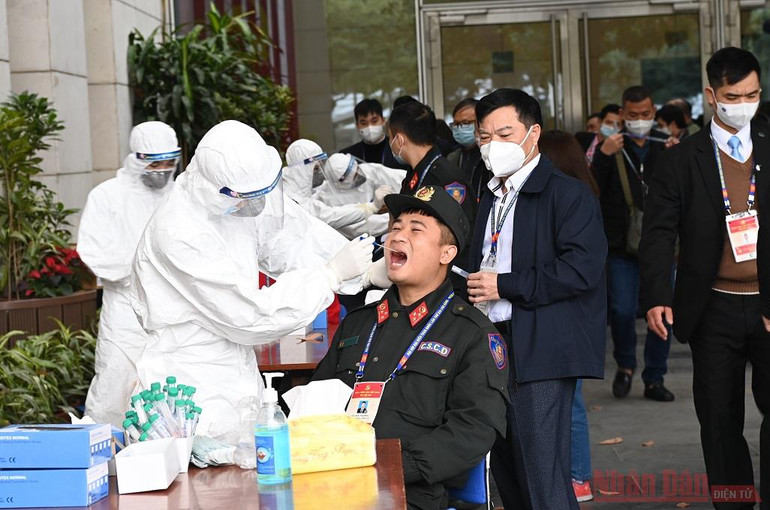 Phóng viên báo chí và lực lượng phục vụ Đại hội XIII xét nghiệm Covid-19 lần 3 -0