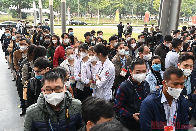 Phóng viên báo chí và lực lượng phục vụ Đại hội XIII xét nghiệm Covid-19 lần 3 -0