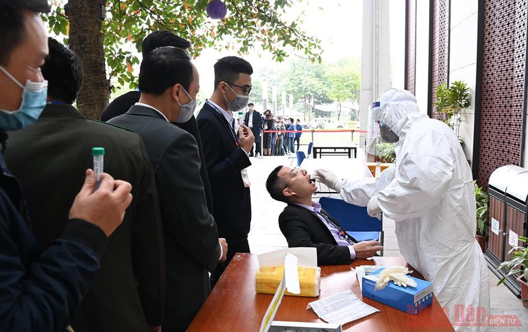 Phóng viên báo chí và lực lượng phục vụ Đại hội XIII xét nghiệm Covid-19 lần 3 -0