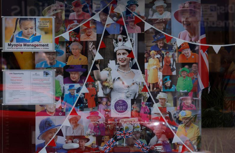 Nữ hoàng Elizabeth II thừa kế ngai vàng từ ngày 6/2/1952, sau khi Vua cha George băng hà. Ở tuổi 95, bà vẫn đảm nhận trọng trách chính thức của Hoàng gia Anh. Tuy nhiên, sau khi nhập viện vào tháng 10/2021, bà ít xuất hiện trước công chúng hơn. (Ảnh: Reuters) Vương quốc Anh sẵn sàng cho Đại lễ Bạch kim kỷ niệm 70 năm Nữ hoàng Elizabeth II lên ngôi -0