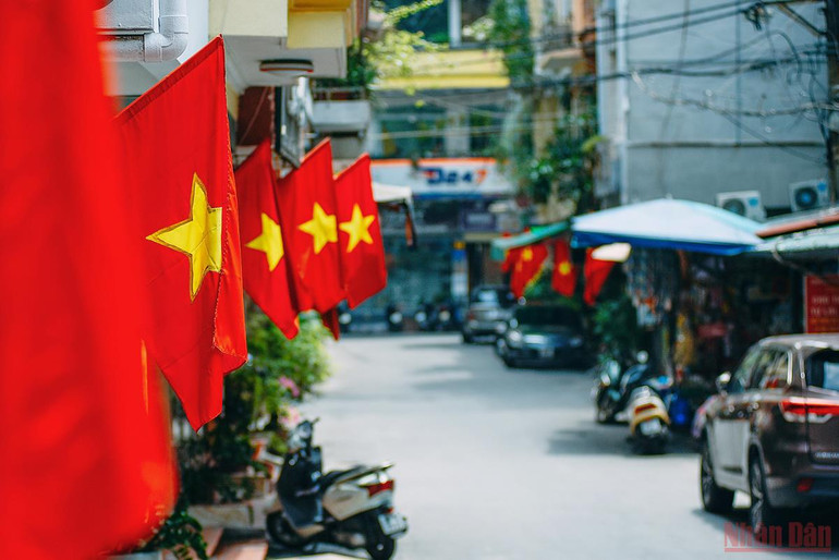 Hà Nội rực sắc đỏ chào mừng Ngày Giải phóng Thủ đô 10/10 -0