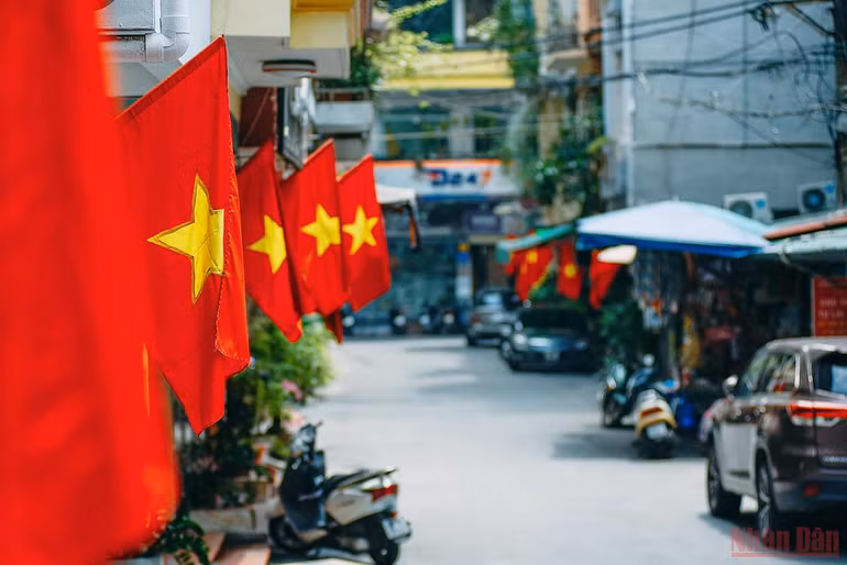 Hà Nội rực sắc đỏ chào mừng Ngày Giải phóng Thủ đô 10/10 -0